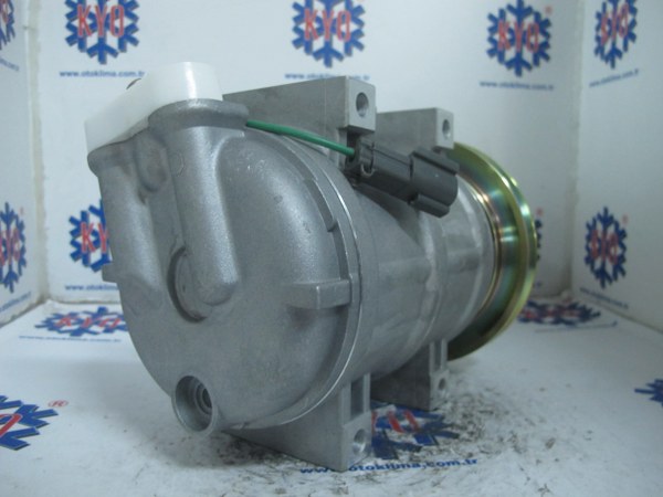 KYOK06011 İŞ MAKİNASI HİTACHİ 24V V KAYİŞ OEM : 506011-8620