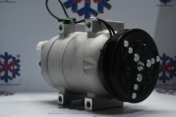 KYOK15009 VOLKSWAGEN PASSAT/AUDI A4 4 PK OEM:8D0260805D/8D0260805M