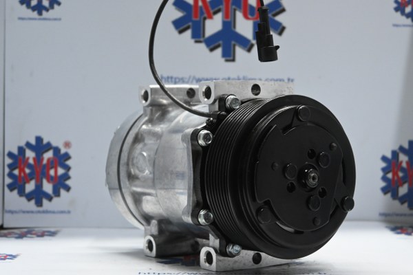 KYOK15025  İVECO İŞ MAKİNESİ SD7H15 12V 8 PK 32X32 OEM : 504185596/SANDEN 8124