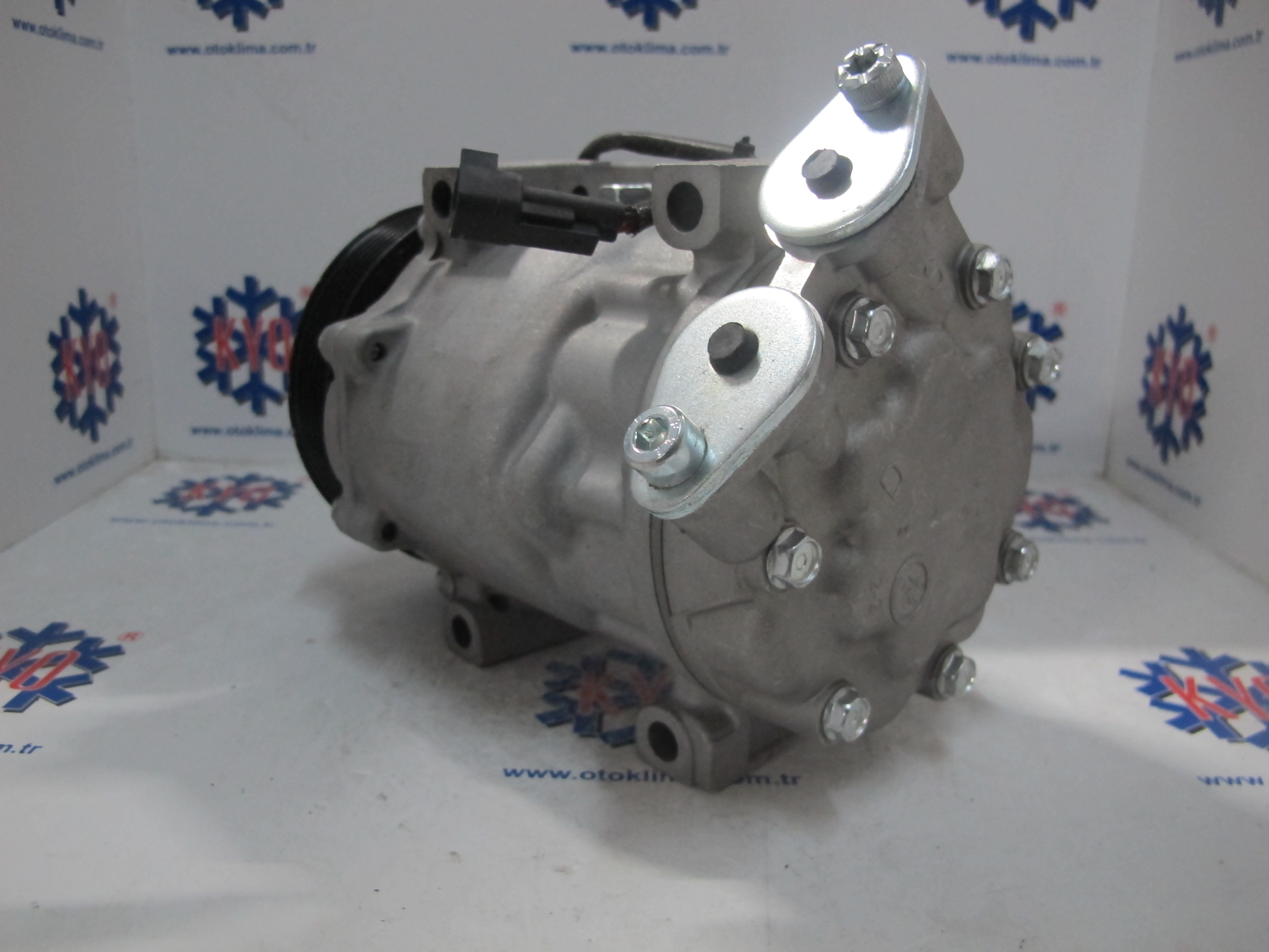 KYOK15118 FORD OEM: 1438877