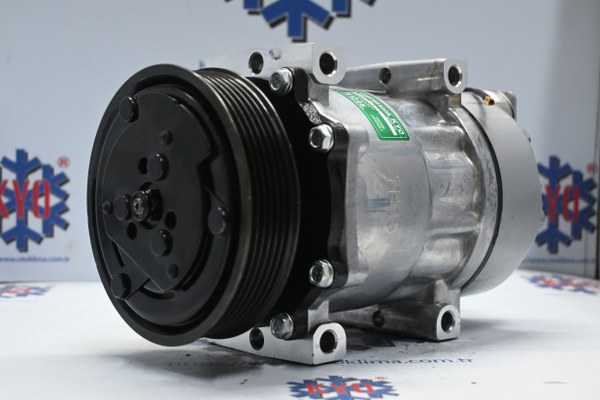 KYOK151334 RENAULT LAGUNA 1.8 6 PK OEM : 7700108413