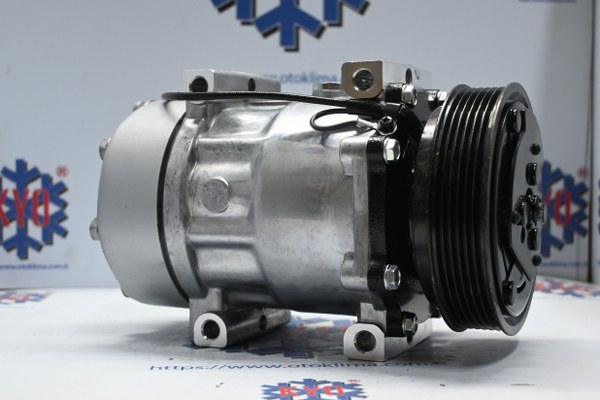 KYOK151334 RENAULT LAGUNA 1.8 6 PK OEM : 7700108413